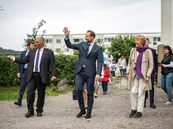 Kronprins Haakon går en tur i Fossumsletta borettslag sammen med leder for Stovner bydelsutvalg, Rashid Nawaz, og ordfører Marianne Borgen. Foto: Annika Byrde / NTB
